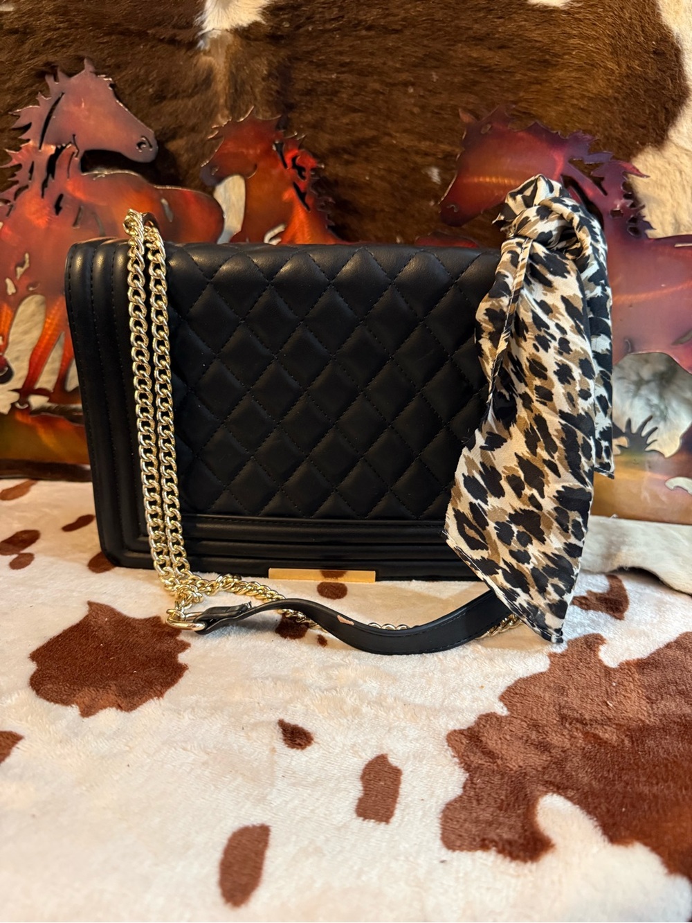 Source Unknown Black Quilted Shoulder Bag with Gold Chain and Animal-Print Scarf